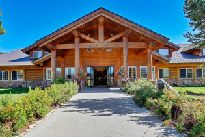 Headwaters Lodge & Cabins at Flagg Ranch